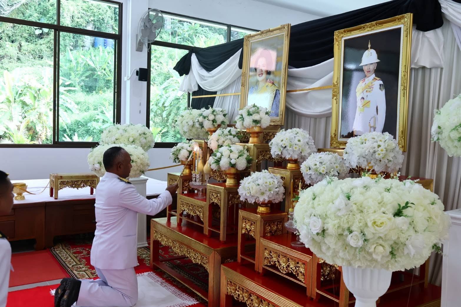 title - วันที่ 15 มิถุนายน 2569                 นางสาวฐิติรัตน์ เต็มเฉื่อย ปฏิรูปที่ดินจังหวัดพังงา พร้อมด้วย ข้าราชการ เจ้าหน้าที่ ส.ป.ก.พังงา เข้าร่วมพิธีบำเพ็ญกุศลสวดพระอภิธรรมอุทิศถวายเป็นพระกุศลแด่ สมเด็จพระเจ้าลูกเธอ เจ้าฟ้าพัชรกิติยาภา นเรนทิราเทพยวดี กรมหลวงราชสาริณีสิริพัชร มหาวัชรราชธิดา ระหว่างวันที่ 13–27 มิถุนายน พ.ศ. 2569  เวลา 16.00 น. ณ ศาลากิตติพรหมวงศ์ วัดประชุมโยธี พระอารามหลวง อำเภอเมืองพังงา จังหวัดพังงา